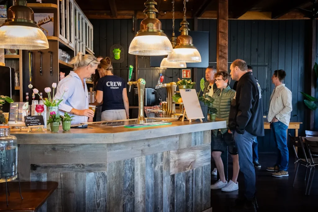 Restaurant, brasserie it Beaken aan het water in Friesland, Heeg